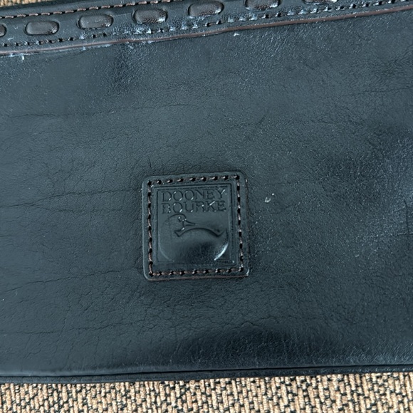 Dooney & Bourke small wristlet black with brown stitching in mint condition - Picture 3 of 9